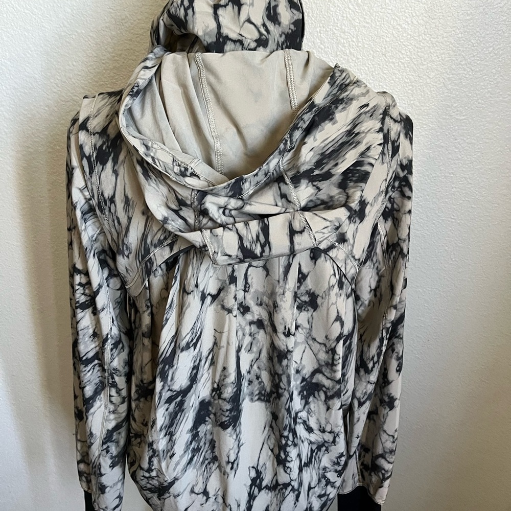 Lululemon windbreaker - Picture 7 of 9